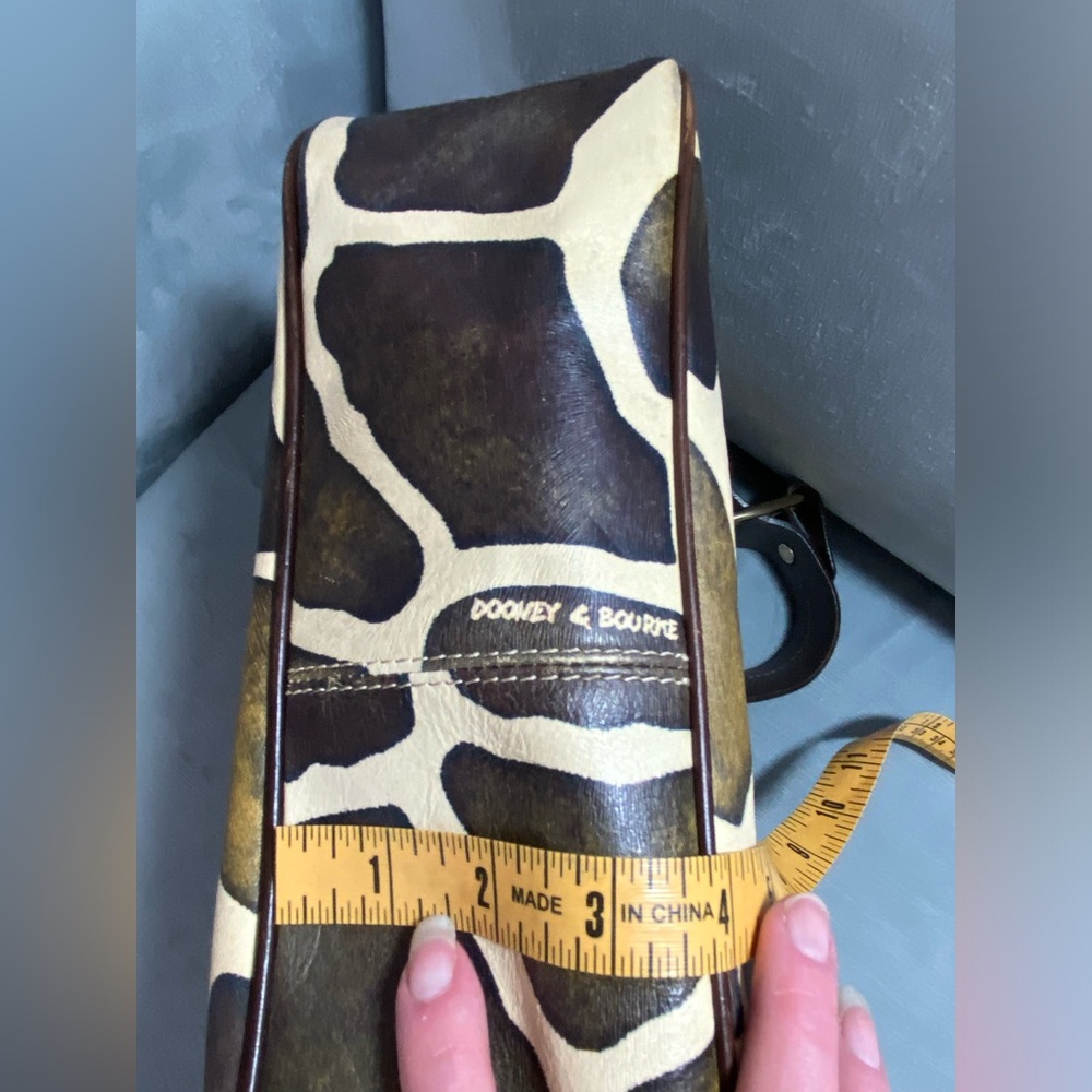 EUC Dooney and Bourke like new vintage giraffe print shoulder bag.7.5”Hx12”Wx4”D - Picture 8 of 17